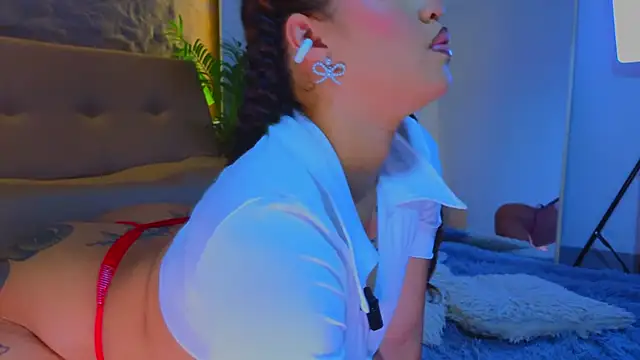 Snapshot of Isa__Blanc chatting on November 6, 3:21 am Isa Blanc online show from November 6, 3:21 am