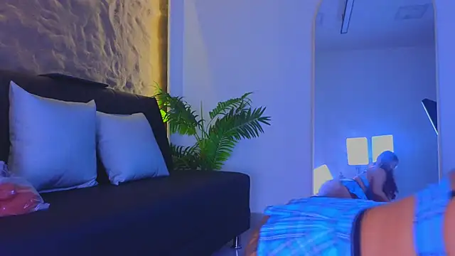 Isa  Blanc online show from February 13, 2:44 am