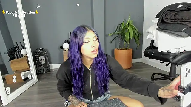Snapshot of Raven_Witch_ chatting on June 19, 5:52 pm Raven Witch online show from June 19, 5:52 pm