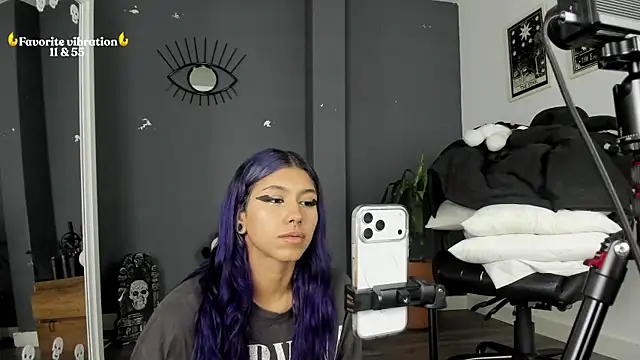 Snapshot of Raven_Witch_ chatting on June 25, 5:40 pm Raven Witch online show from June 25, 5:40 pm