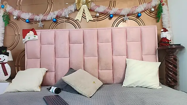 emmily keller19 online show from December 19, 1:35 pm