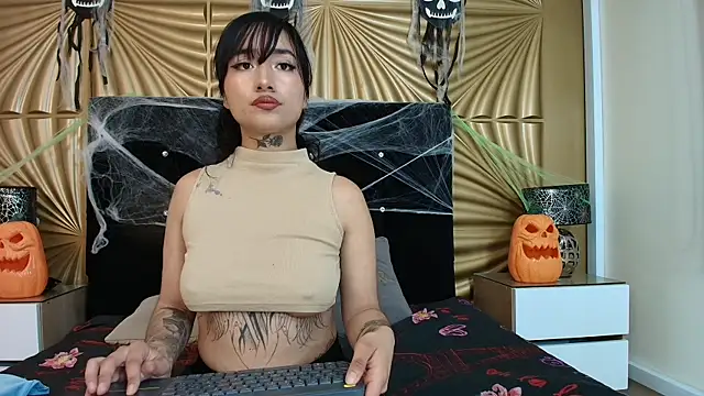 emmily keller19 online show from October 28, 1:21 pm