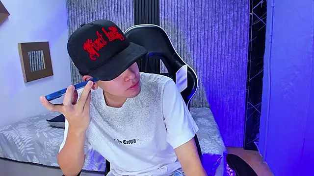 Mike 0233  online show from December 19, 4:38 am