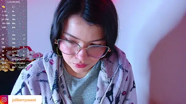 Snapshot of juli05star20 chatting on December 19, 1:31 am juli05star20 online show from December 19, 1:31 am