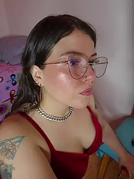 Snapshot of juli05star20 chatting on February 19, 4:31 am juli05star20 online show from February 19, 4:31 am