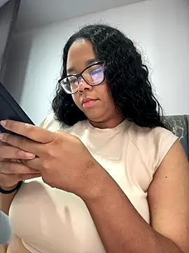 Snapshot of XMara chatting on October 21, 5:45 pm XMara online show from October 21, 5:45 pm