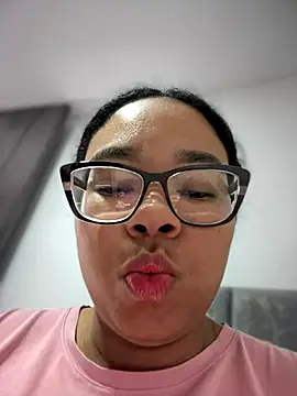 Snapshot of XMara chatting on October 20, 4:29 pm XMara online show from October 20, 4:29 pm