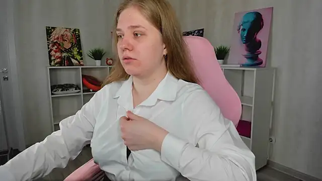 Snapshot of Megan_Violer chatting on June 24, 5:22 pm Megan Violer online show from June 24, 5:22 pm