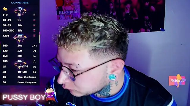 Snapshot of princeFtm chatting on February 3, 4:01 pm princeFtm online show from February 3, 4:01 pm