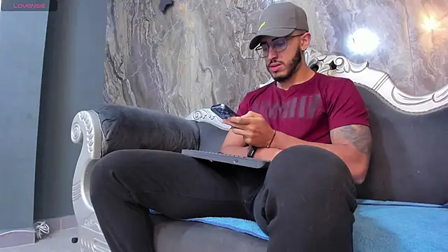 Snapshot of Liam_Kleiin chatting on March 22, 11:32 am Liam Kleiin online show from March 22, 11:32 am