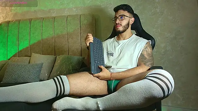 Snapshot of Liam_Kleiin chatting on May 29, 11:27 am Liam Kleiin online show from May 29, 11:27 am