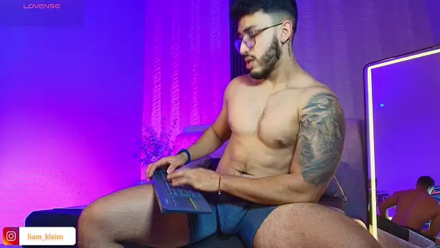 Snapshot of Liam_Kleiin chatting on May 21, 5:43 pm Liam Kleiin online show from May 21, 5:43 pm