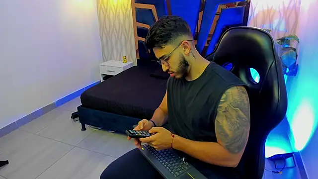 Liam Kleiin online show from December 19, 11:34 am