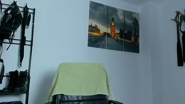 Snapshot of JuanBlade chatting on October 19, 2:42 pm JuanBlade online show from October 19, 2:42 pm