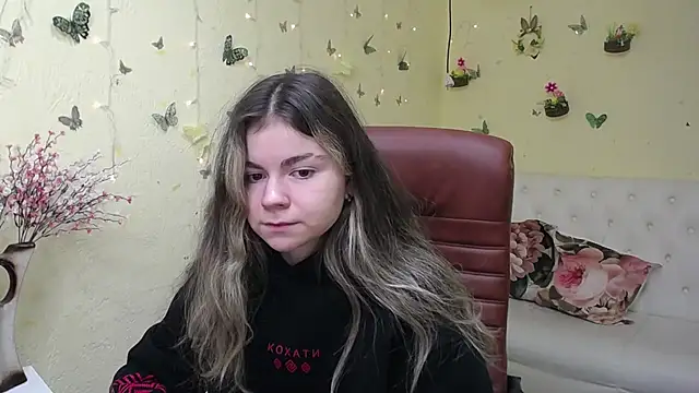 TinaRedly online show from April 14, 5:29 pm