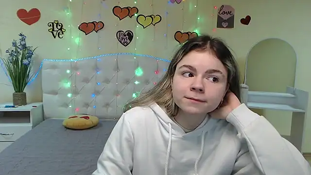 TinaRedly online show from March 12, 6:32 pm