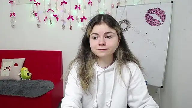 TinaRedly online show from April 13, 5:28 pm