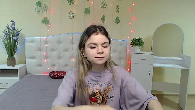 TinaRedly online show from March 15, 1:19 am