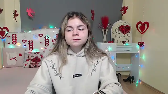 TinaRedly online show from February 1, 6:28 pm