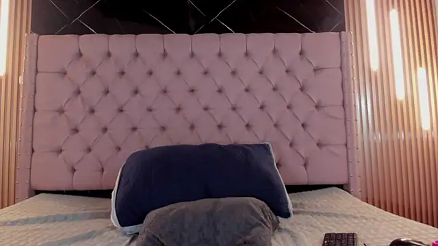 Snapshot of AinaPink chatting on March 3, 5:31 pm AinaPink online show from March 3, 5:31 pm