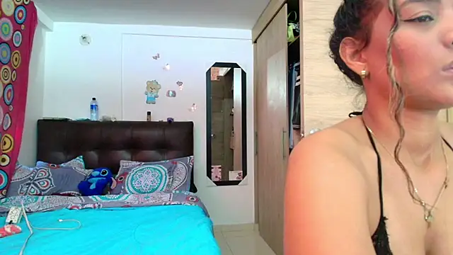 Snapshot of megan_collins96 chatting on November 18, 3:37 pm megan collins96 online show from November 18, 3:37 pm