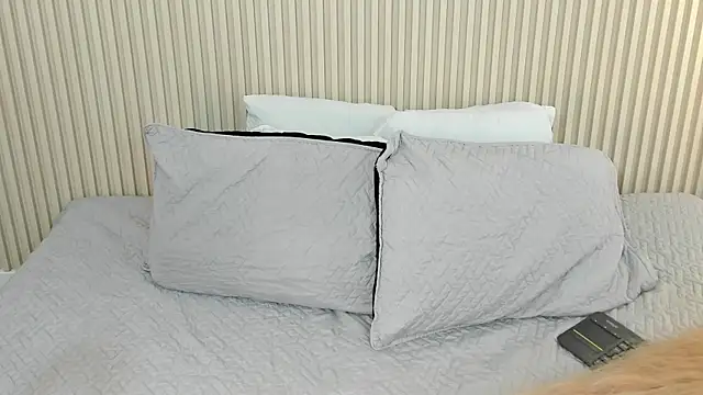 Snapshot of charlottebrowns_ chatting on June 2, 1:11 pm charlottebrowns online show from June 2, 1:11 pm