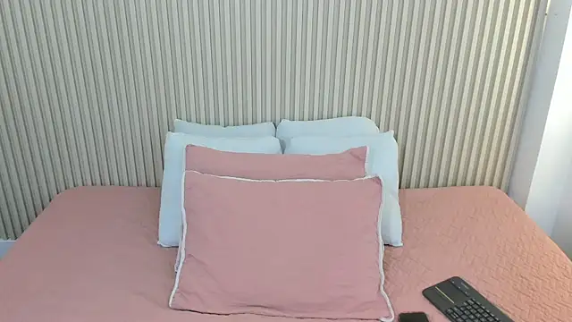 Snapshot of charlottebrowns_ chatting on June 7, 3:01 am charlottebrowns online show from June 7, 3:01 am