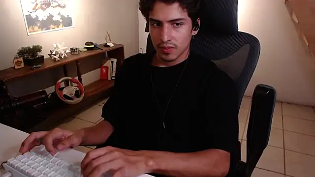 Snapshot of Thieves9 chatting on February 12, 5:18 am Thieves9 online show from February 12, 5:18 am