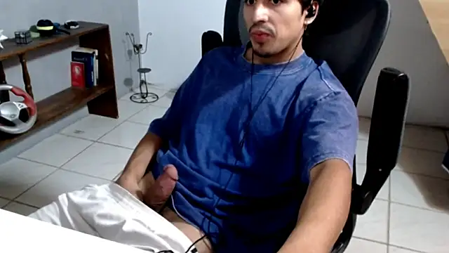 Snapshot of Thieves9 chatting on January 11, 1:45 am Thieves9 online show from January 11, 1:45 am