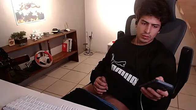 Snapshot of Thieves9 chatting on February 11, 2:22 am Thieves9 online show from February 11, 2:22 am