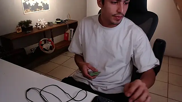 Snapshot of Thieves9 chatting on February 4, 5:41 pm Thieves9 online show from February 4, 5:41 pm