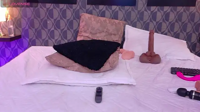 Snapshot of SharomRoss chatting on February 24, 6:26 pm SharomRoss online show from February 24, 6:26 pm