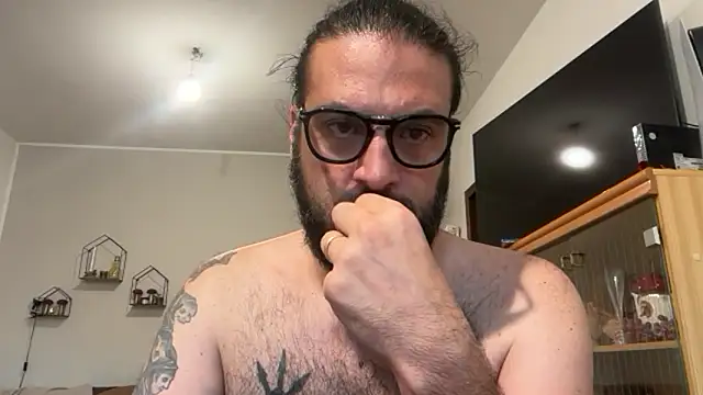 Snapshot of beardo85 chatting on June 15, 6:29 pm beardo85 online show from June 15, 6:29 pm