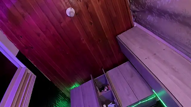 LaureenHills online show from April 9, 2:13 am