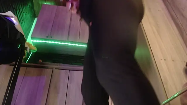 LaureenHills online show from April 10, 1:34 am