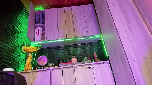 LaureenHills online show from December 15, 9:53 pm