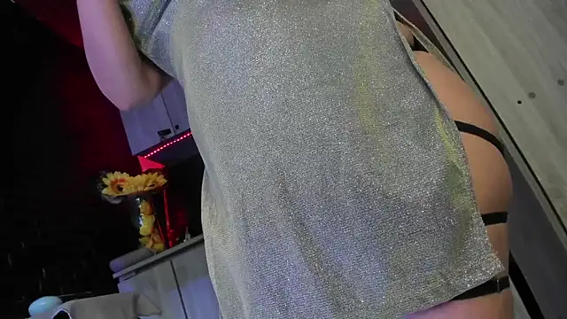 LaureenHills online show from April 11, 1:57 am