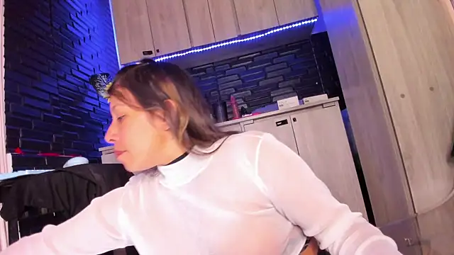 LaureenHills online show from November 11, 9:42 pm