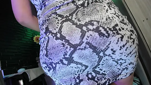 LaureenHills online show from April 14, 10:15 pm