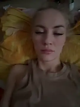 Snapshot of DreamGirl-777 chatting on December 18, 10:52 am DreamGirl-777 online show from December 18, 10:52 am