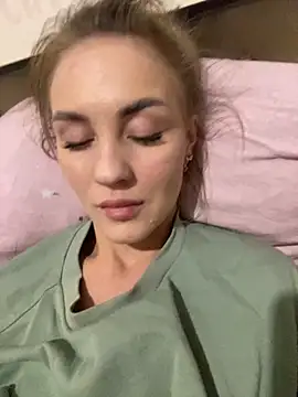 Snapshot of DreamGirl-777 chatting on November 21, 1:32 pm DreamGirl-777 online show from November 21, 1:32 pm