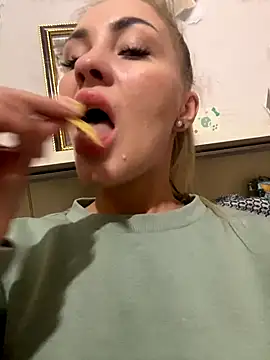 Snapshot of DreamGirl-777 chatting on October 28, 1:10 pm DreamGirl-777 online show from October 28, 1:10 pm