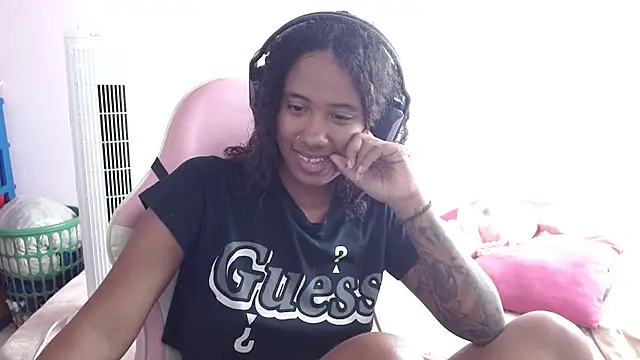 Snapshot of TiffanyRoouse chatting on March 22, 4:26 pm TiffanyRoouse online show from March 22, 4:26 pm