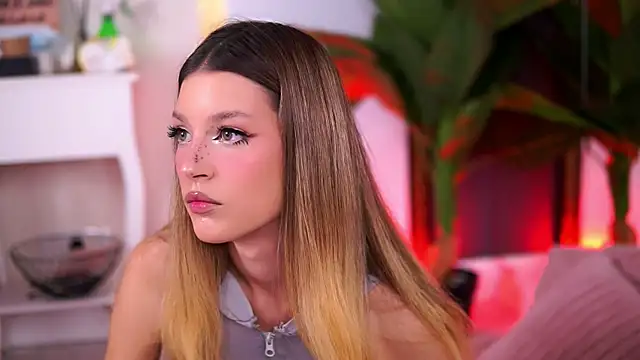 Snapshot of EvaWarenn chatting on October 23, 10:36 am EvaWarenn online show from October 23, 10:36 am