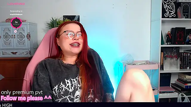 Snapshot of me__hanna chatting on November 8, 10:24 pm me hanna online show from November 8, 10:24 pm