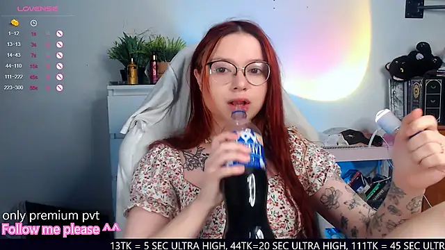 Snapshot of me__hanna chatting on October 22, 1:05 am me hanna online show from October 22, 1:05 am