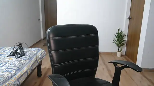 Suzie darling online show from February 6, 1:45 am