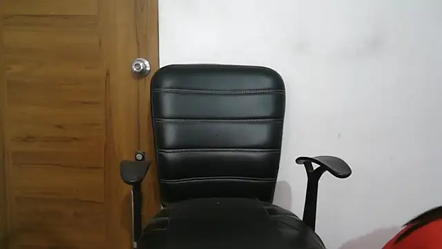 Snapshot of Suzie_darling chatting on October 28, 1:54 pm Suzie darling online show from October 28, 1:54 pm