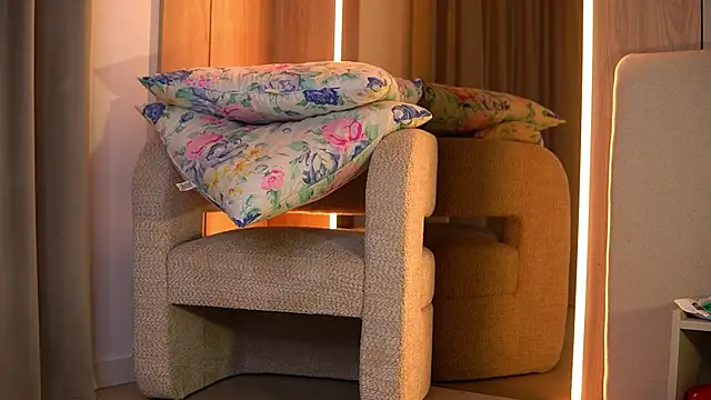 VanessaSimon online show from June 21, 6:08 am