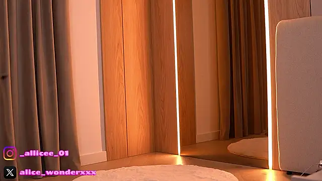 VanessaSimon online show from March 6, 6:19 am